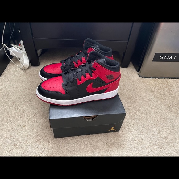 New Jordan 1 Mid - Picture 4 of 7